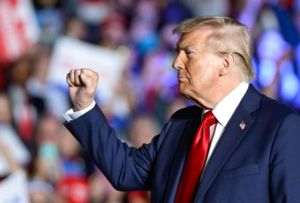 Trump numeşte un activist conservator la conducerea mass-media publice din SUA în străinătate