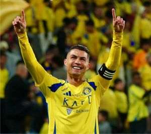 Pentru al doilea an consecutiv, Cristiano Ronaldo domină clasamentul, cu venituri de 260 de milioane de dolari, dintre care 215 milioane provin din contractul său cu Al Nassr (Saudi Pro League), iar restul de 45 de milioane din sponsorizări şi alte activităţi comerciale. (Sursa foto: Facebook/ Cristiano Ronaldo)