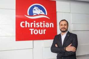 Cristian Pandel, CEO Christian Tour: "Suntem prezenţi aici, la Târgul de Turism al României, cu toate brandurile noastre, cele mai cunoscute fiind Christian Tour şi AnimaWings - The Heart of Romania. În acest an, grafica noastră care predomină la târg evidenţiază elemente româneşti - de pe porţile maramureşene, de pe iile din Oltenia etc. -, elemente care se regăsesc şi în brandurile noastre, logo-ul nostru fiind Christian Tour - Sufletul Românesc sau AnimaWings - The Heart of Romania".