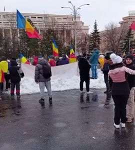 Protest în Piaţa Victoriei pentru reluarea turului 2 al alegerilor prezidenţiale