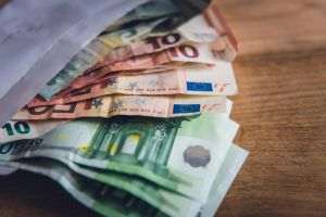 Numărul bancnotelor euro contrafăcute retrase din circulaţie a crescut cu 18,6% în 2024