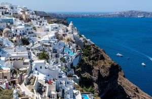 Uncertain tourist season - Santorini island faces tens of thousands of earthquakes in 2025