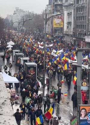 AUR afirmă că zeci de mii de români protestează în Capitală