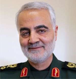 Conform Wikipedia, Qasem Suleimani a fost "un general iranian dincadrul Corpului Gărzilor Revoluţionare Islamice şi din 1998 comandantultrupelor Quds, o divizie responsabilă cu operaţiunile externe şiconsiderată de către SUA, Arabia Saudită, Israel şi majoritatea stateloreuropene ca o organizaţie paramilitară teroristă". El a fost ucis, în datade 3 ianuarie 2020, în urma unui atac aerian ordonat de preşedinteleTrump, în apropierea aeroportului internaţional din Bagdad. (Sursa foto:http://farsi.khamenei.ir/photo- album?id=41944#i)