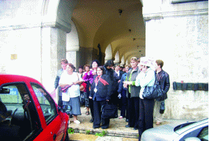  Rodipet unionists on their way to the headquarters of AVAS.