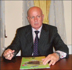 Domnul Paul Teodorescu, directorul general al firmei "Wood Expert Industry", s-a născut în anul 1951, în Odobeşti-Vrancea. A absolvit facultatea de Prelucrare a Lemnului din Bucureşti. Este căsătorit şi are un fiu. Hobby: sportul.