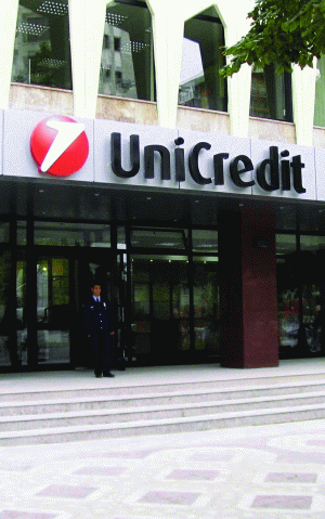 Veniturile nete din comisioanele percepute de "UniCredit" au scăzut cu 12% în trimestrul al treilea, la 1,9 miliarde de euro.