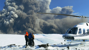 Urmează vulcanul Katla?Armann Höskuldsson, vulcanolog la Nordic Volcanological Center, în Reykjavik, fiind specializat în activitatea vulcanului Eyjafjallajökull, estimează că presiunea interioară a vulcanului s-a mai diminuat. Există însă posibilitatea ca erupţia acestui stratovulcan să fie urmată de cea a Katla, un vulcan parţial acoperit de gheţarul Mýrdal. De câte ori vulcanul Eyjafjallajökull a intrat în activitate, a fost urmat imediat de Katla. Armann Höskuldsson spune că Katla este de 5 ori mai mare. Ultima sa erupţie, datată în 1918, a durat 24 de zile şi a avut efecte devastatoare. 