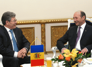 Mihai Ghimpu, preşedintele interimar al Republicii Moldova (foto stânga) şi Traian Băsescu, preşedintele României.