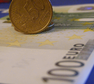 Euro a scăzut aproape de minimul ultimilor patru ani faţă de dolar