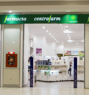  Una dintre farmaciile "Centrofarm", recent amenajată în Liberty Center din Bucureşti.