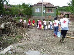 Crucea Roşie Română sprijină victimele afectate de inundaţii