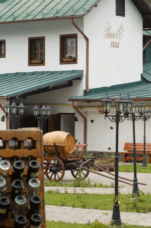 În Pivniţele de suprafaţă "Rhein" din Azuga, spumantul se produce prin fermentaţie naturală în sticlă.