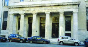 "National Bank of Greece", acţionarul majoritar de la "Banca Românească", şi-a redus cu 79% profitul în primul semestru din anul curent. 