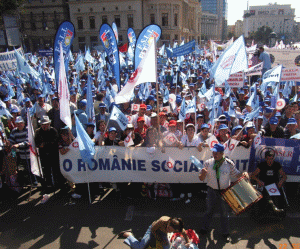 Yesterday"s protest, one of the largest of the last few years, was quite well choreographed: colored banners, plenty of balloons, baseball caps and t-shirts. The meeting must have cost quite a lot, mustn"t it?!