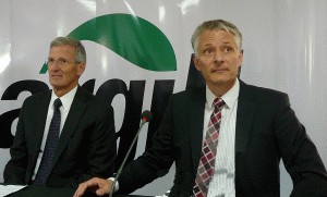 Domnii Greg Page, preşedintele şi directorul general al companiei americane "Cargill" (stânga) şi Martin Schuldt, reprezentantul "Cargill" în România.