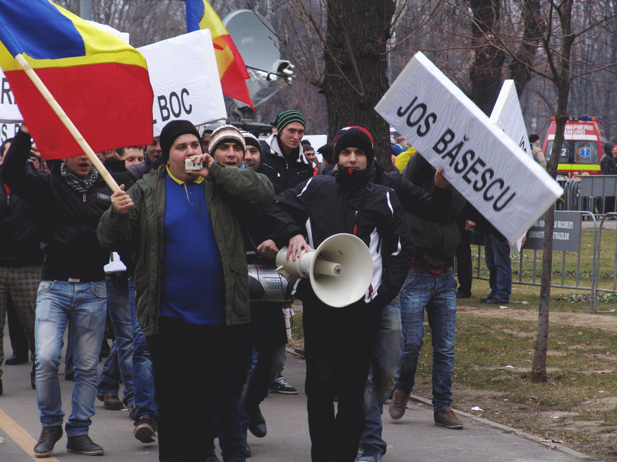 Mii de protestatari în piaţa Universităţii