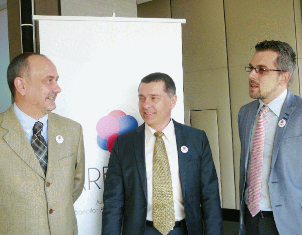 Tudor Panu (stânga), country manager "Cord" Blood Center" din Cluj, Dorin Pîrciog (centru), director general "Biogenis", şi Bogdan Ivănescu, preşedinte "Stem Sure", ambele din Bucureşti.