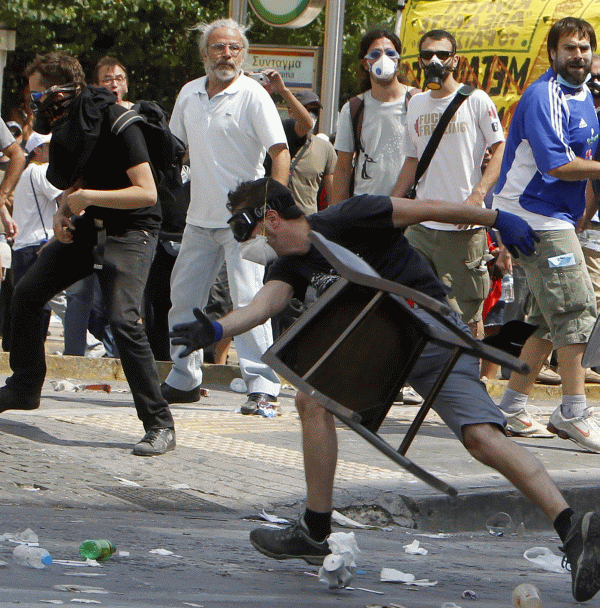 Noi proteste violente în Grecia