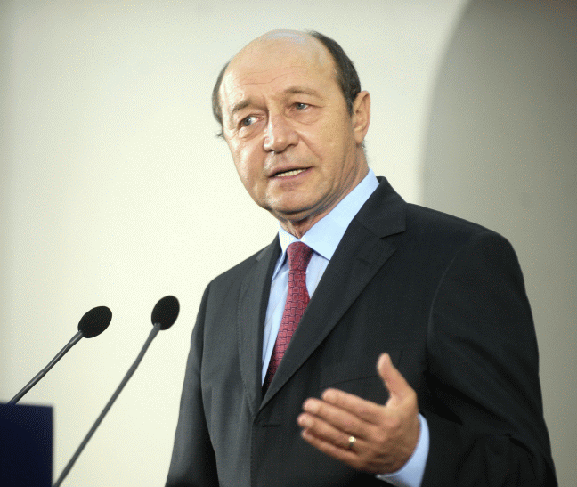 Traian Băsescu a declarat că nu are încă o opţiune în privinţa comasării alegerilor prezidenţiale cu cele europarlamentare, însă a spus că soluţia o reprezintă "demisia simultană a preşedintelui şi a Parlamentului".