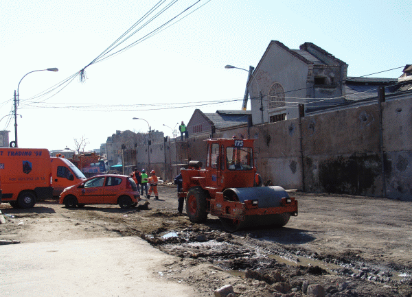 Autorităţile au dispus construcţia unui zid de beton, din panourile care sus­ţineau şinele de tramvai, în jurul Halei Matache, pentru protecţia acesteia. De luni bune, însă, monumentul istoric a fost devastat de hoţi, care au furat din clădire atât geamurile, cât şi mare parte din acoperiş şi din elementele care-l sprijineau.