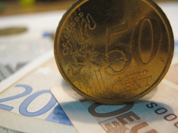 Euro s-a depreciat la 4,4870 lei