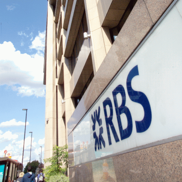 Statul britanic a injectat 45 de miliarde lire sterline în RBS, în 2008 şi 2009. În prezent, deţinerea controlată de stat la RBS valorează aproape 30 de miliarde lire.