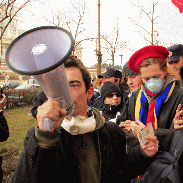 Avalanşa de proteste pe diverse teme reprezintă, printre altele, şi o consecinţă a lipsei unui dialog în care ambele părţi să se exprime pe înţelesul interlocutorului.