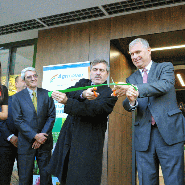 De la stânga la dreapta, prefectul judeţului Ialomiţa, Petre Gigi, primarul municipiului Slobozia, Alexandru Stoica şi directorul general Agricover Credit, Robert Rekkers, la inaugurarea filialei Agricover Credit Slobozia.