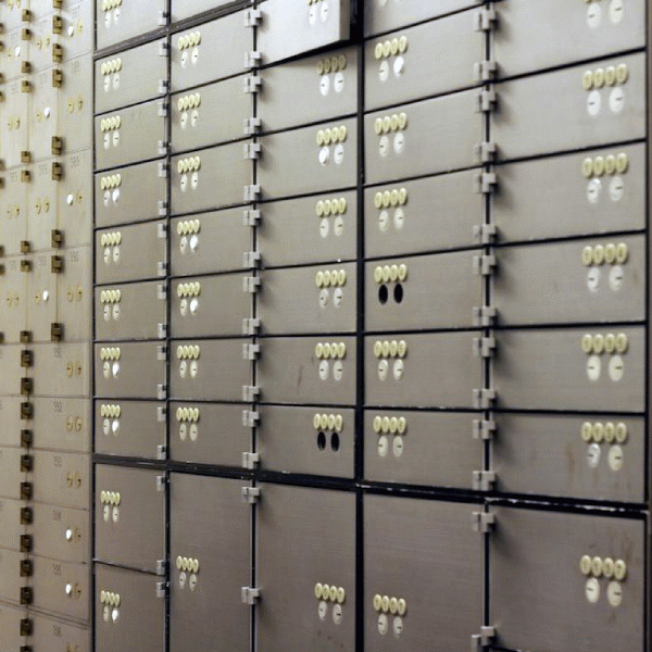 Controversies around the theft of valuables from safe deposit boxes