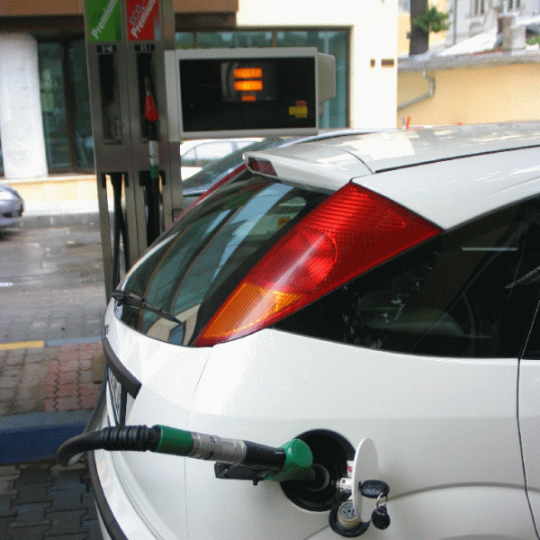 Majorarea accizei pentru carburanţi ne umflă inflaţia