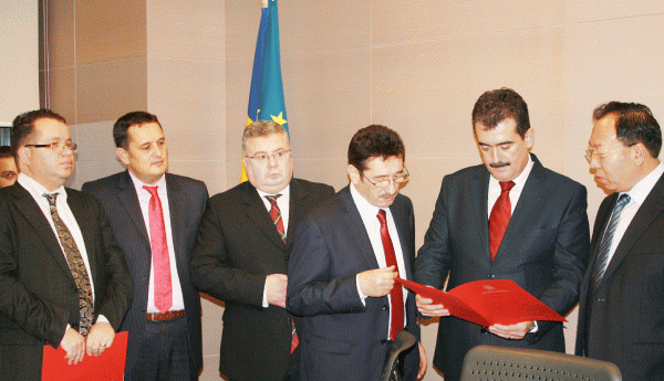 From left to right: Bogdan Stănescu - the receiver of Oltchim, Gheorghe Piperea and Niculae Bălan - the receivers of the plant, Andrei Gerea - the minister of the Economy and the representative of Chinese company Junlun Petroleum.