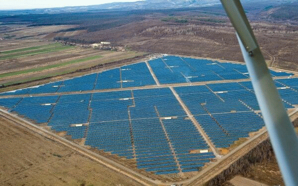 Lucrările la cel mai mare parc fotovoltaic din România au fost "îngheţate"