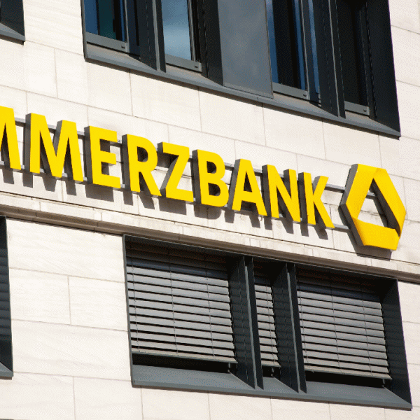 "Commerzbank" a revenit pe profit