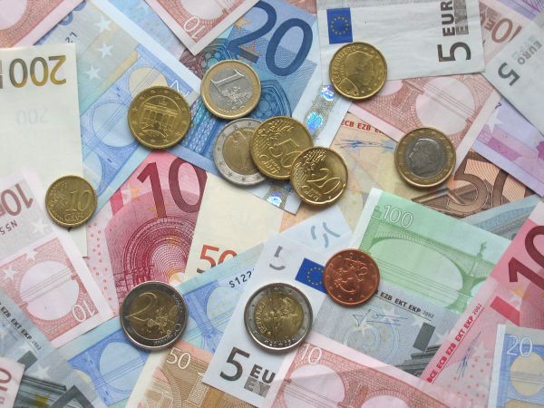 Euro, cel mai mare nivel faţă de dolar