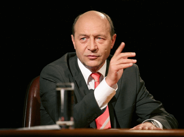 Băsescu îl vede preşedinte al CE pe Barnier sau Juncker