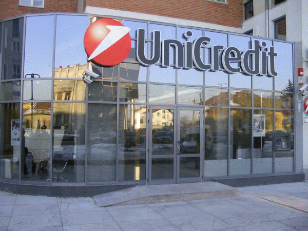 UniCredit ar putea vinde sau lista divizia de gestionare a activelor