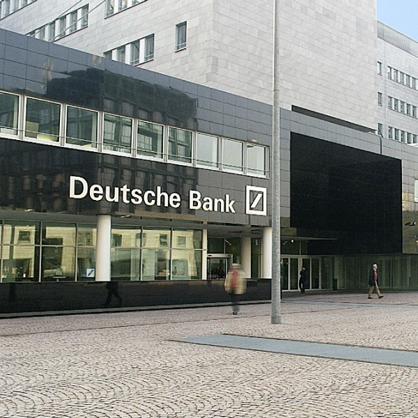 Handelsblatt: "Deutsche Bank" ar putea vinde acţiuni de 5 miliarde euro