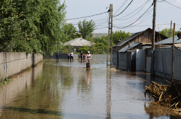 Cod roşu de inundaţii în Mehedinţi