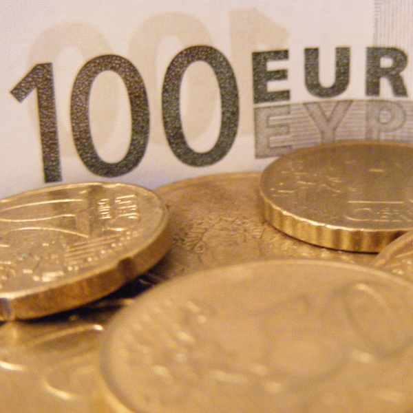 Euro - la cursul minim al ultimelor trei luni, faţă de dolar