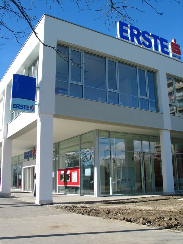 Erste anticipează costuri de risc cu 700 milioane euro mai mari