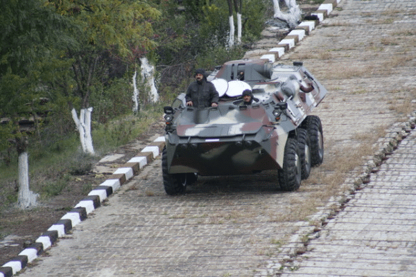 Ucraina: Armata a distrus parţial convoiul de blindate ruseşti