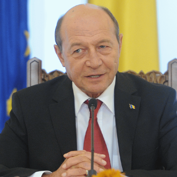 Preşedintele Traian Băsescu a declarat, vineri, că, în eventualitatea în care va fi suspendat din funcţie, va intra în campanie "şi nu o să le fie bine", adăugând că, în perioada campaniei electorale, are "capacitate uriaşă de revitalizare".