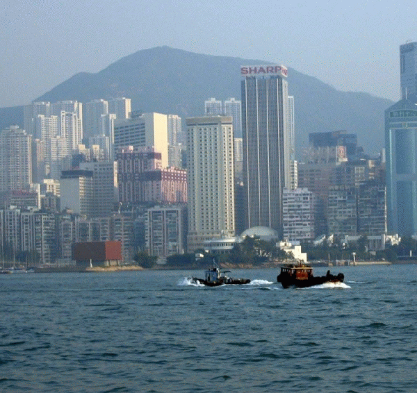 Confruntări între manifestanţi şi persoane mascate la Hong Kong