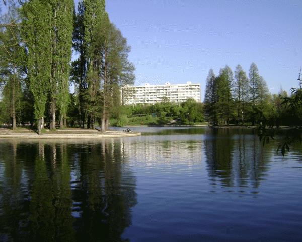 sursa: wikimedia.org/wiki/File:Lacul_din_Parcul_Titan