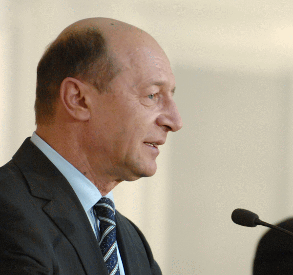 Băsescu: "Primesc jurământul lui Pop şi Cîmpeanu, deşi au contribuit la un fals în interes public"