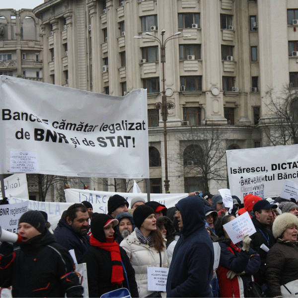 Sute de debitori în franci au protestat în faţa Parlamentului