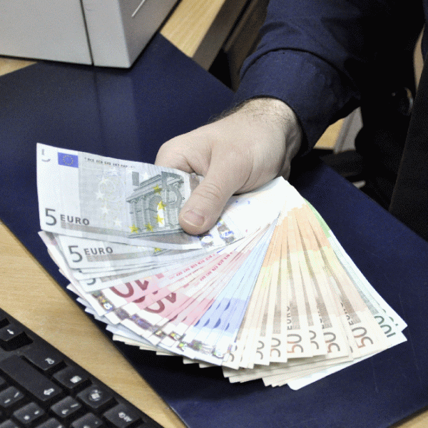 Creditarea din zona euro continuă să scadă