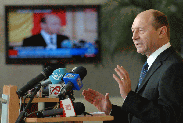 Traian Băsescu: "SRI şi SIE trebuie să primească imediat directori civili"