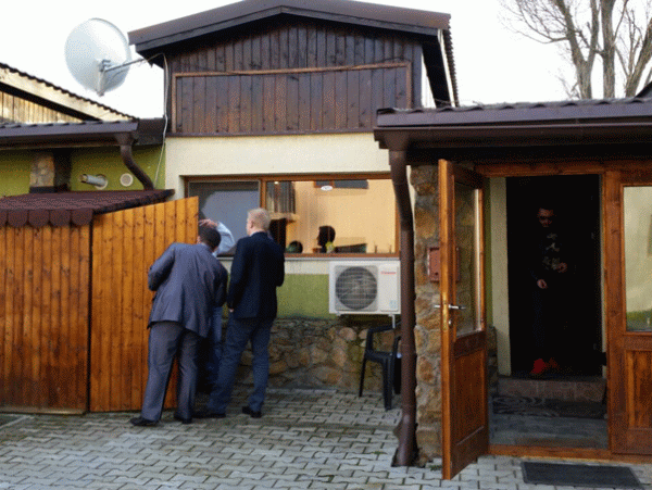 Casa se află în Cartierul Verde, situat la câţiva kilometri distanţă de municipiul Arad.